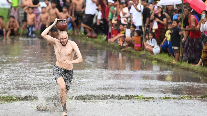 Serunya Perang Air di Festival Air Suwat Bali, Tradisi Unik Sambut Tahun Baru